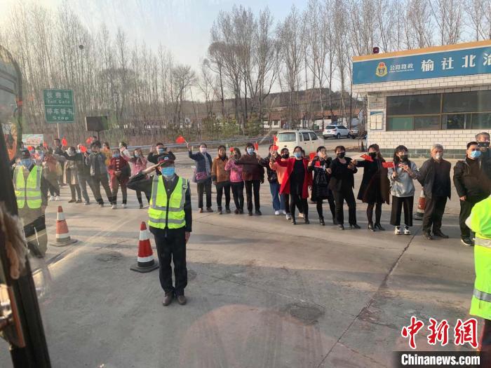 当地民众夹道送别。内蒙古森林消防总队供图 当地民众夹道送别。内蒙古森林消防总队供图