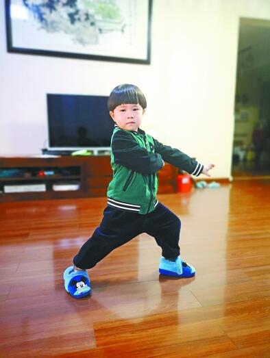 4岁萌娃宅家边背千字文边打健身拳 王葳供图 4岁萌娃宅家边背千字文边打健身拳 王葳供图