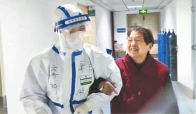 陈奶奶喜欢挎着李新宇的手散步 通讯员刘望 摄 陈奶奶喜欢挎着李新宇的手散步 通讯员刘望 摄