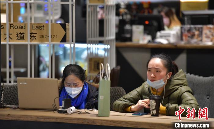 成都春熙路商店内小憩的市民。(资料图) 刘忠俊 摄 成都春熙路商店内小憩的市民。(资料图) 刘忠俊 摄