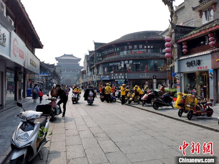 襄阳北街,外卖骑手聚集小吃店门前等待取餐(摄于3月24日) 胡传林 摄 襄阳北街,外卖骑手聚集小吃店门前等待取餐(摄于3月24日) 胡传林 摄