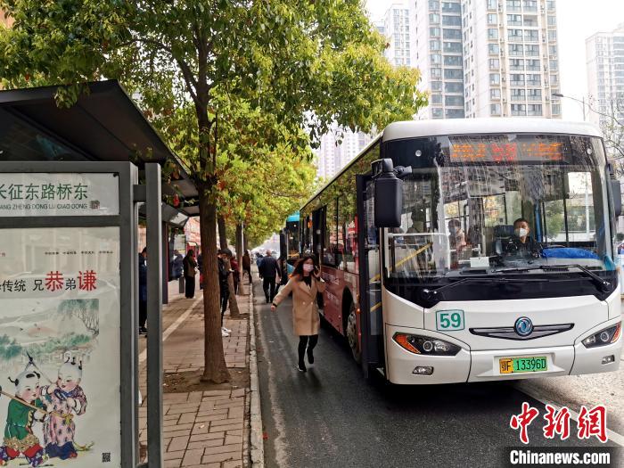 襄阳城市公交恢复正常(摄于3月24日) 胡传林 摄 襄阳城市公交恢复正常(摄于3月24日) 胡传林 摄