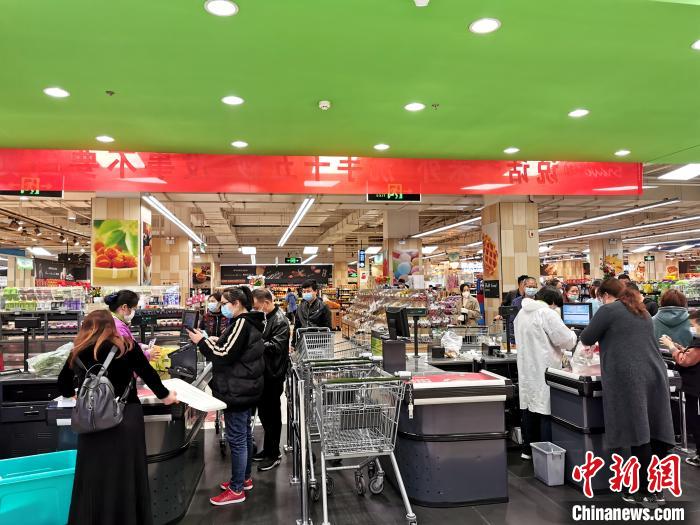 襄阳市民正常出入超市购物(摄于3月24日) 胡传林 摄 襄阳市民正常出入超市购物(摄于3月24日) 胡传林 摄
