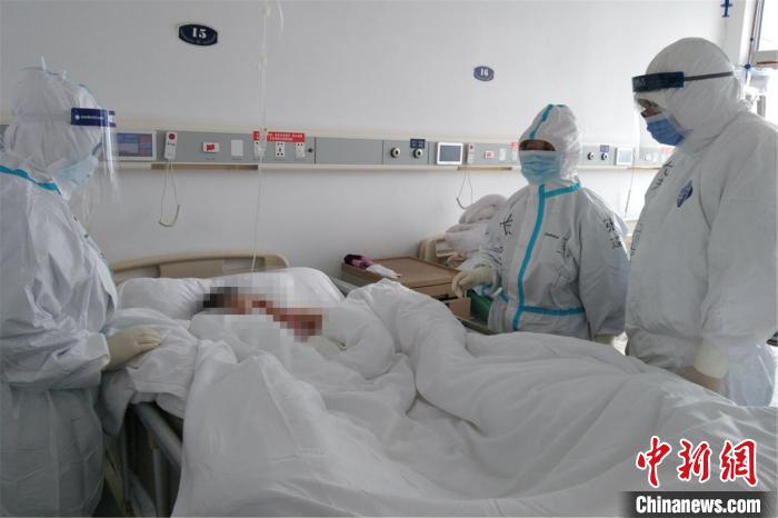 图为医疗队员护理患者。南昌大学第二附属医院供图 图为医疗队员护理患者。南昌大学第二附属医院供图