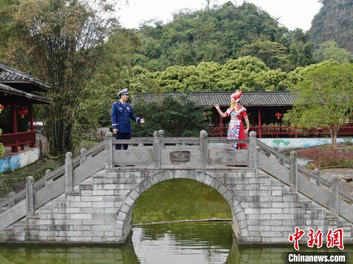 消防山歌对唱。 何炎炎 摄 消防山歌对唱。 何炎炎 摄