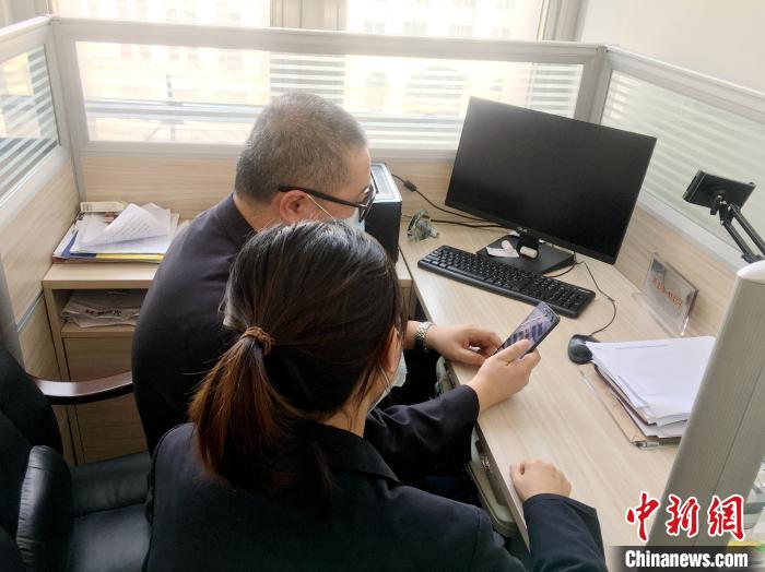 审批现场。 赵桂华 摄 审批现场。 赵桂华 摄
