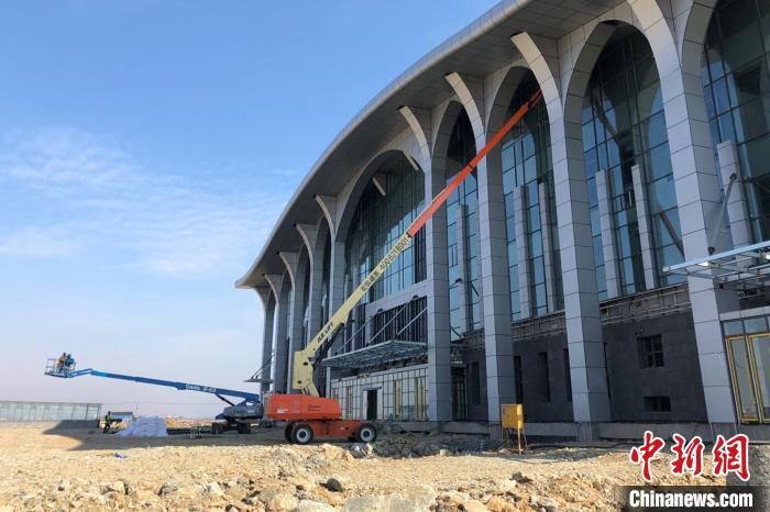 旅检大楼外墙装饰进行中 洪峰 摄 旅检大楼外墙装饰进行中 洪峰 摄