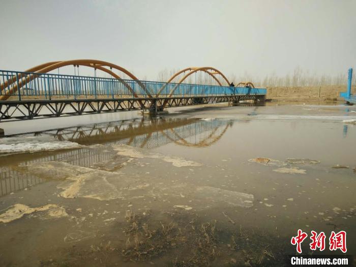 图为乌梁素海应急生态补水现场。 梁勇 摄 图为乌梁素海应急生态补水现场。 梁勇 摄