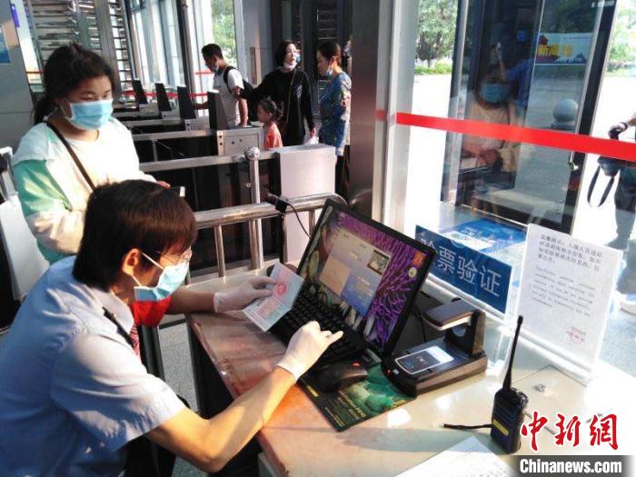 图为河口北站核查旅客车票信息。中国铁路昆明局集团供图 图为河口北站核查旅客车票信息。中国铁路昆明局集团供图