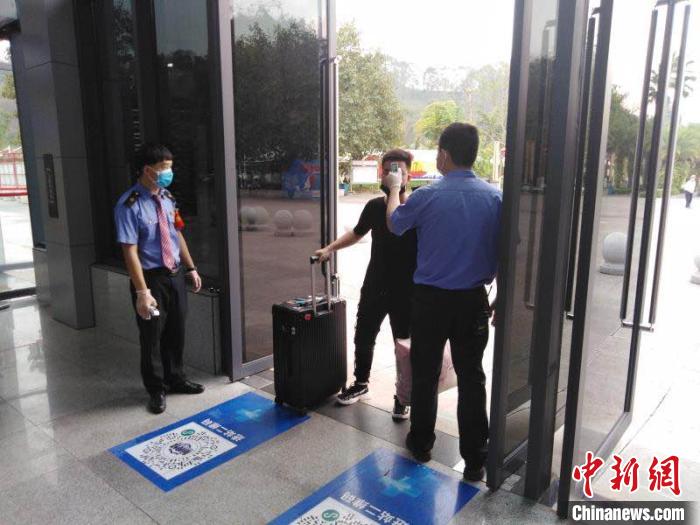 图为河口北站对旅客进行体温测量。 缪超 摄 图为河口北站对旅客进行体温测量。 缪超 摄