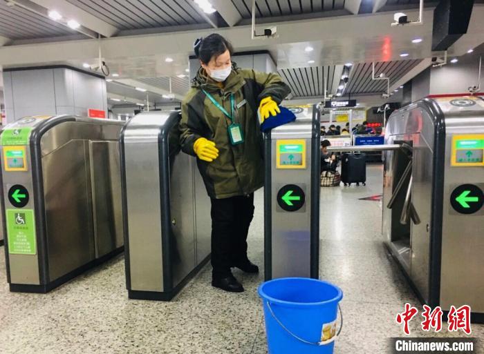工作人员对站内设备进行消毒。 马立春 摄 工作人员对站内设备进行消毒。 马立春 摄