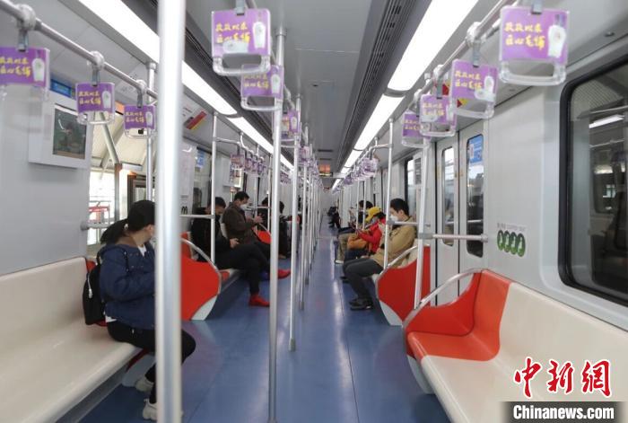 乘客自我防护意识提升,主动“隔位”而坐。 马立春 摄 乘客自我防护意识提升,主动“隔位”而坐。 马立春 摄