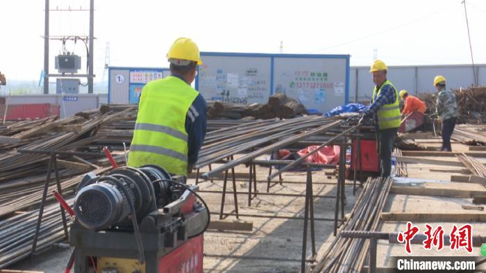3月24日,在合肥西部新城污水处理厂施工现场,正在工作的施工人员。 刘鸿鹤 摄 3月24日,在合肥西部新城污水处理厂施工现场,正在工作的施工人员。 刘鸿鹤 摄