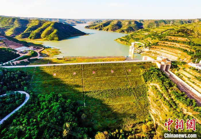 为降低油田开发建设对生态环境的影响,采油十一厂对10多年前打在水源保护区内的油井进行关井停产。 周沛龙 摄 为降低油田开发建设对生态环境的影响,采油十一厂对10多年前打在水源保护区内的油井进行关井停产。 周沛龙 摄