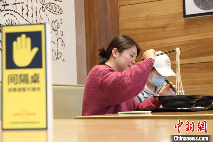 山东济南一家智慧餐厅内,顾客测温登记进店自助就餐,由炒菜机器人制作餐食,在防疫期间尽量减少人与人、人与餐食之间的接触。 孙宏瑗 摄 山东济南一家智慧餐厅内,顾客测温登记进店自助就餐,由炒菜机器人制作餐食,在防疫期间尽量减少人与人、人与餐食之间的接触。 孙宏瑗 摄