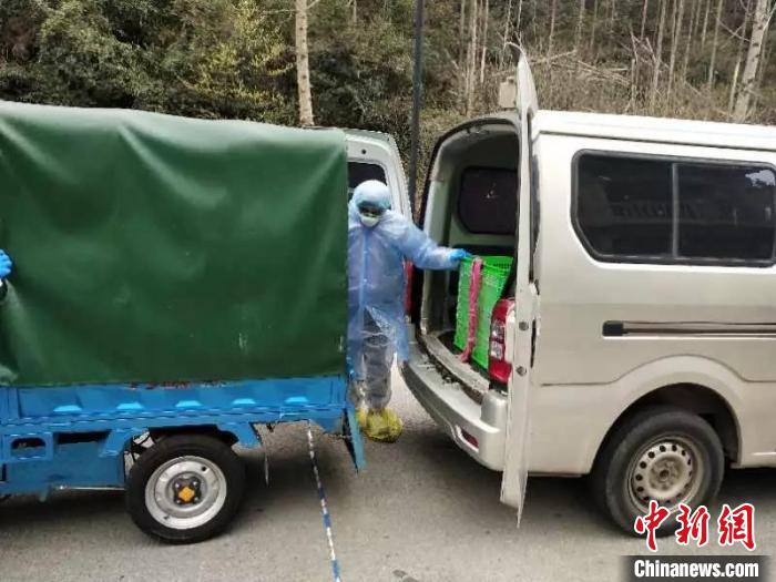 隔离点工作人员运送物资。图源文成县融媒体中心 隔离点工作人员运送物资。图源文成县融媒体中心