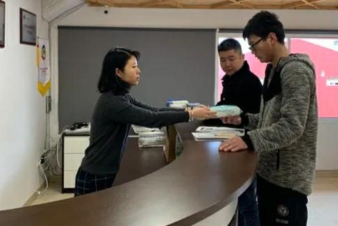 西班牙巴塞罗那华助中心为侨胞分发口罩。(受访者供图) 西班牙巴塞罗那华助中心为侨胞分发口罩。(受访者供图)