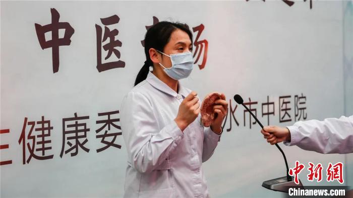丽水中医师与海外侨胞视频连线,运用中医特色疗法,在线解答海外侨胞的疑问 丽水市卫健委提供 丽水中医师与海外侨胞视频连线,运用中医特色疗法,在线解答海外侨胞的疑问 丽水市卫健委提供