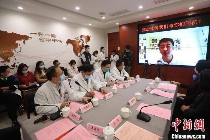 资料图:3月17日,江苏省中医院互联网医院与德国中医学会进行跨洋“云”连线,向海外传授中国战“疫”经验。泱波 摄 资料图:3月17日,江苏省中医院互联网医院与德国中医学会进行跨洋“云”连线,向海外传授中国战“疫”经验。泱波 摄