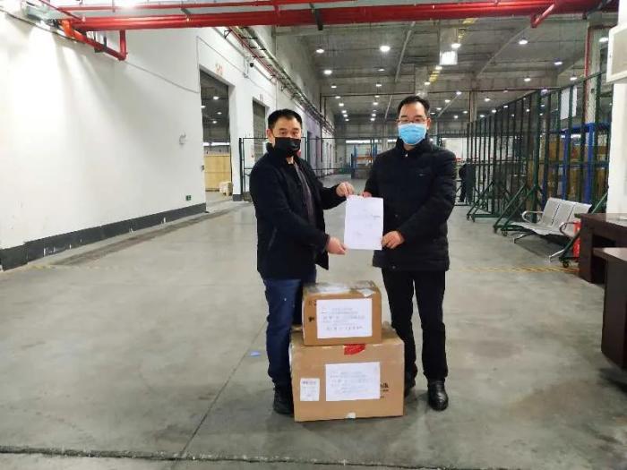 重庆方收到德国斯图加特汉语学校捐赠的物资。(图片来源:作者提供) 重庆方收到德国斯图加特汉语学校捐赠的物资。(图片来源:作者提供)